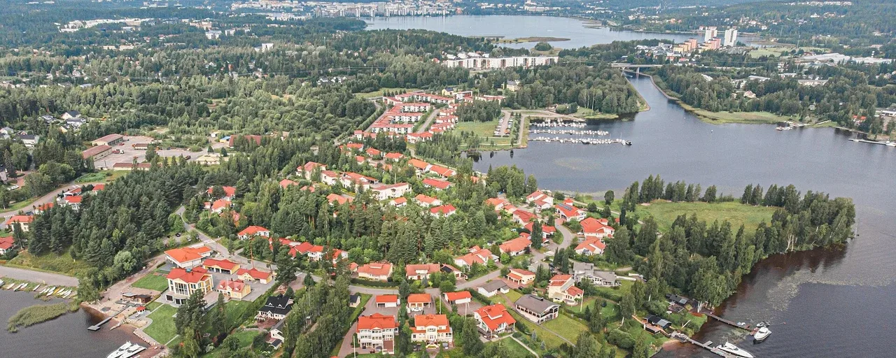 Ilmakuva Jyväskylän Samulinniemestä: asuintaloja, järvi ja metsää. Ilmakuva Jyväskylän Samulinniemestä: asuintaloja, järvi ja metsää.