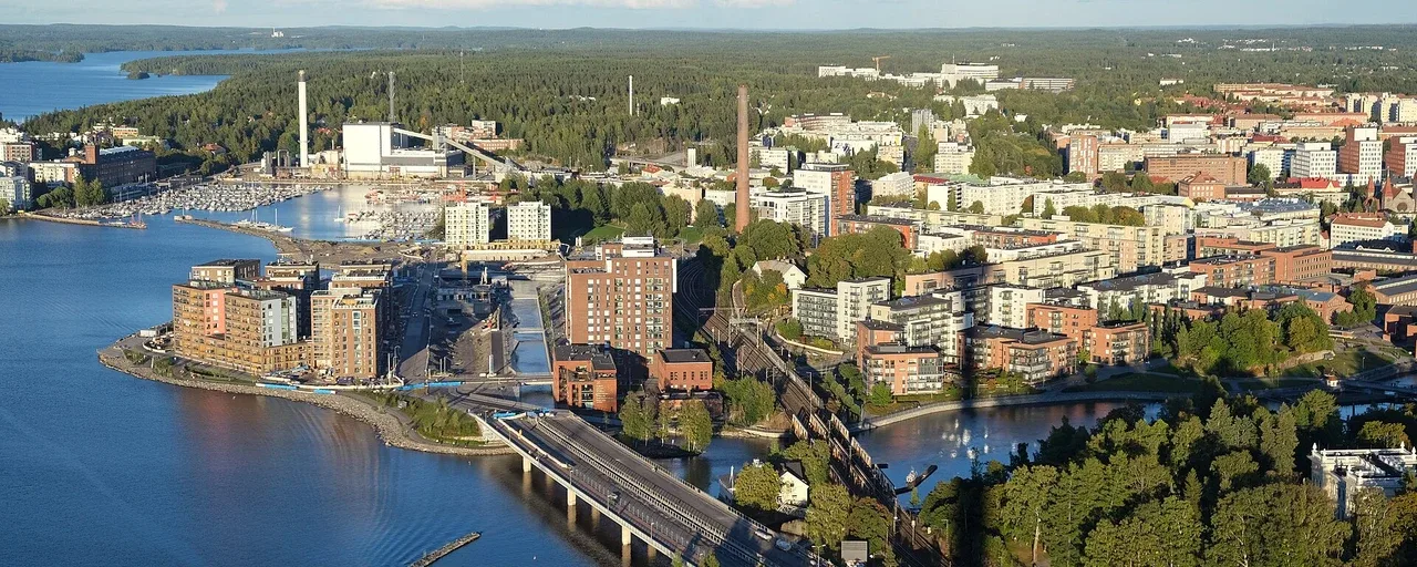 Tampere: Näsijärvi, asuintaloja ja tehtaanpiippuja. Tampere: Näsijärvi, asuintaloja ja tehtaanpiippuja.