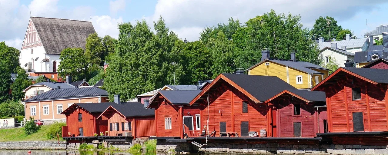 Punaisia ranta-aittoja, puutaloja ja tuomiokirkko Porvoossa. Punaisia ranta-aittoja, puutaloja ja tuomiokirkko Porvoossa.