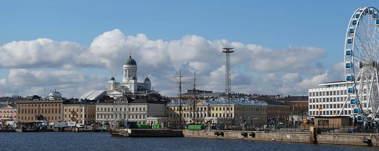 Helsingin siluetti: tuomiokirkko, satama ja maailmanpyörä. Helsingin siluetti: tuomiokirkko, satama ja maailmanpyörä.